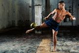 Britský fotograf Tom Miles fotil francouzského mistra bojových umění MMA Toma „Fire Kida“ Duquesnoye.