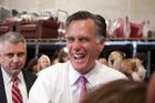 Romney dál utíká Obamovi, v červnu vybral 106 milionů