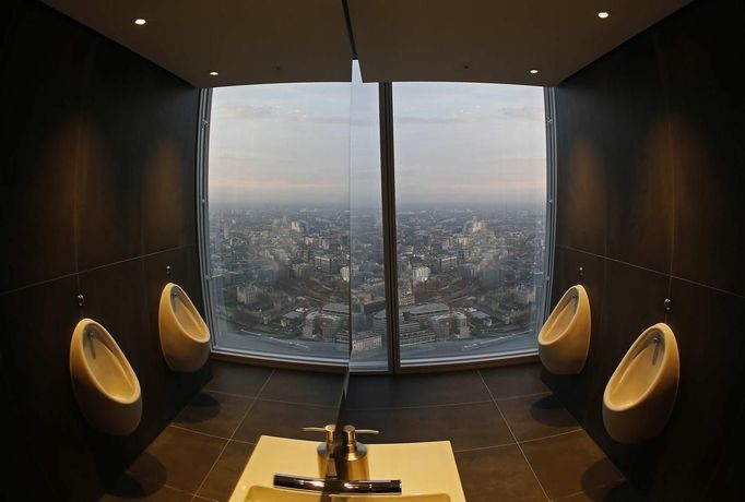 ATTENTION EDITORS - EMBARGOED FOR PUBLICATION TO 00:01 GMT JANUARY 11, 2013 Toilets are seen on the 69th floor at the Shard, western Europe's tallest building, in London January 8, 2013. The View, the public viewing deck accessible by high speed elevators on the 309 metre (1013 feet) Shard building, opens on February 1. Picture taken January 8, 2013. REUTERS/Stefan Wermuth (BRITAIN - Tags: TRAVEL CITYSCAPE) TEMPLATE OUT Published: Led. 10, 2013, 12:05 odp.