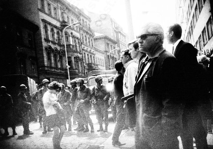 Fotoreprodukce dobového policejního vyšetřovacího spisu k srpnovým událostem v roce 1969.