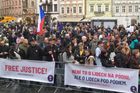 Tisíce lidí protestovaly proti Babišovi a Benešové, bojí se o nezávislost justice