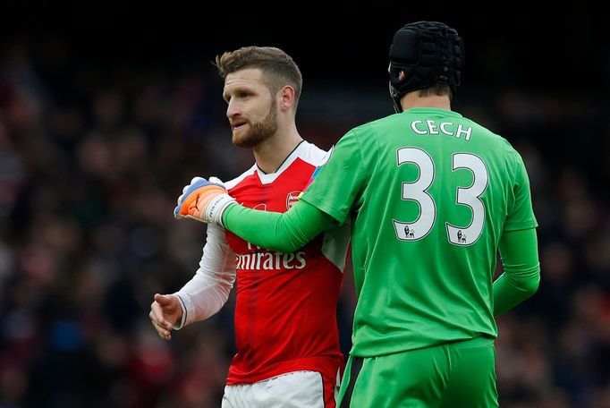 Hráči Arsenalu Petr Čech a Shkodran Mustafi po zápase  s Tottenhamem.