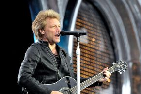 Bon Jovi z modrého cadillacu přehráli v dešti staré hity i nové album