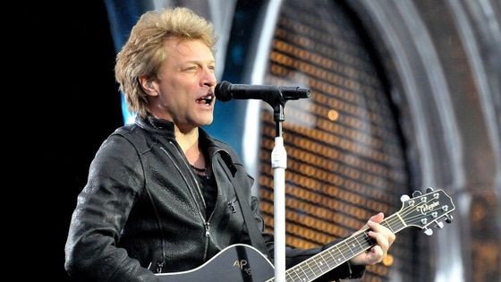 Bon Jovi z modrého cadillacu přehráli v dešti staré hity i nové album