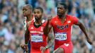 Americký sprinter Justin Gatlin vítězí během semifinále na 100 metrů na OH 2012 v Londýně.