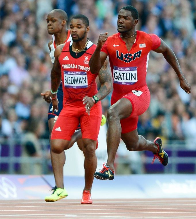 Americký sprinter Justin Gatlin vítězí během semifinále na 100 metrů na OH 2012 v Londýně.