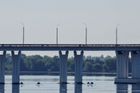 Poslední most přes Dněpr u Chersonu se zřítil. Zřejmě ho odstřelili Rusové