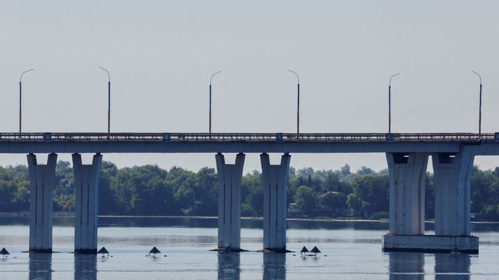 Rusko hlásí stažení sil z Chersonu. Klíčový most přes Dněpr se mezitím zřítil do vody; Zdroj foto: Reuters