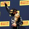 Nejhezčí fotky Reuters 2020 - Lewis Hamilton v cíli vítězné Velké ceny Británie formule 1