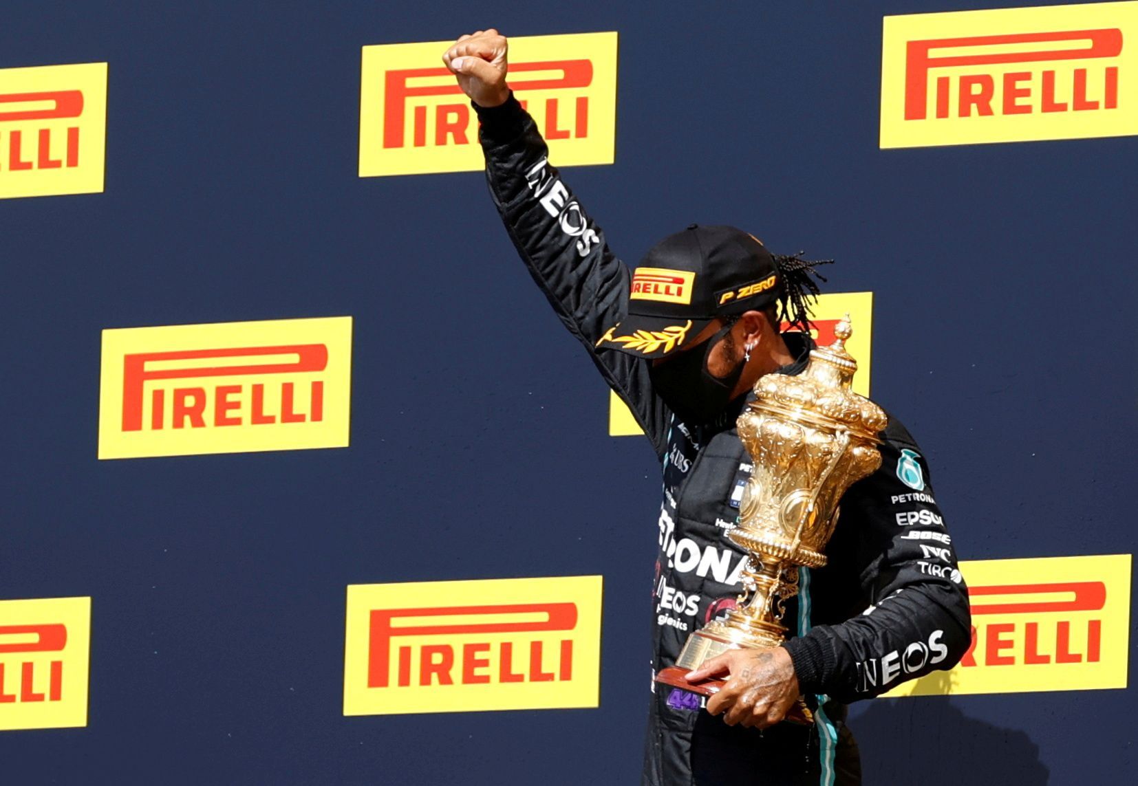 Nejhezčí fotky Reuters 2020 - Lewis Hamilton v cíli vítězné Velké ceny Británie formule 1