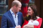 Vévodkyni Kate pustili z porodnice. Nadšeným Londýňanům i novinářům ukázala potomka