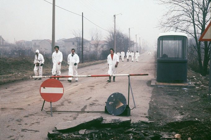Likvidátoři v ochranných oblecích opouštějí uzavřenou a kontaminovanou „Zónu A“ po havárii v Sevesu, Itálie, 1976.