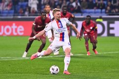 Šulc selhal při penaltě, reprezentačního parťáka v dresu Lyonu zastínil Karabec