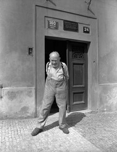 Fotograf Josef Sudek u domu, kde bydlel na pražských Hradčanech. Vyfoceno v srpnu 1976, měsíc před jeho smrtí.