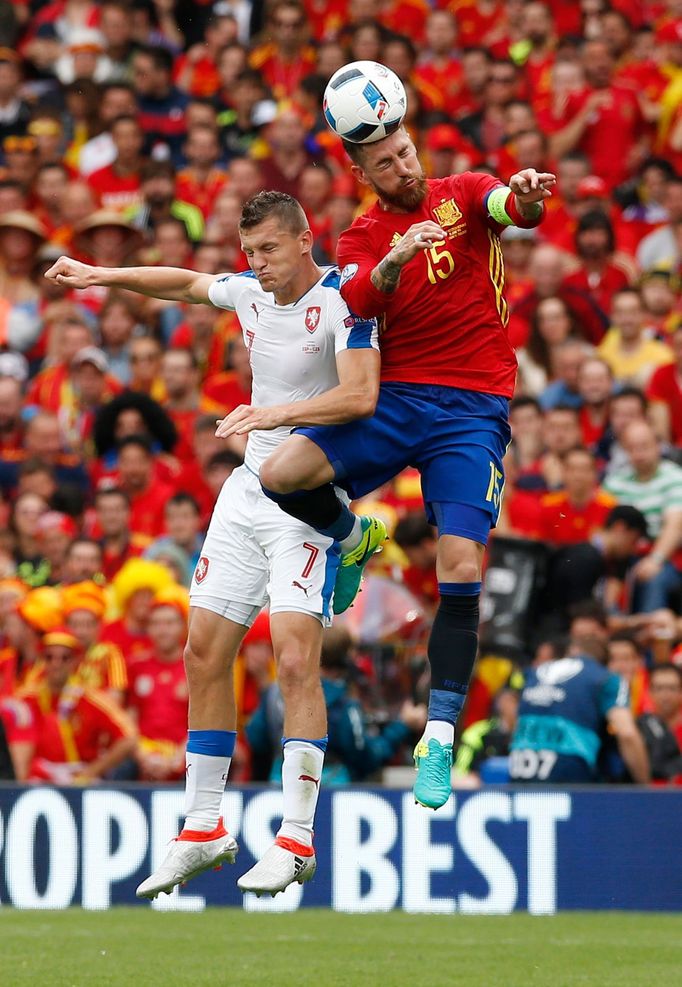 Euro 2016, Česko-Španělsko: Tomáš Necid - Sergio Ramos