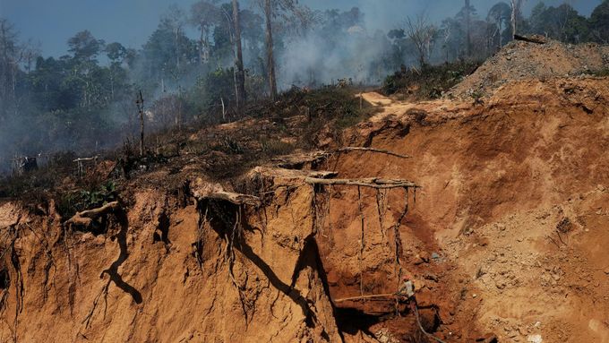 Foto: Vesnice zlatokopů a teď těžaři. Amazonský prales trpí, Brazílie otevřela jeho chráněnou část