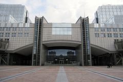 Evropský parlament omezil bonusy bankéřů