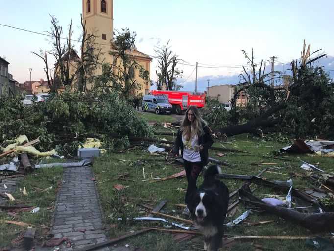 Páteční ráno v Moravské Nové Vsi, kterou se ve čtvrtek přehnaly tornádo a bouře.