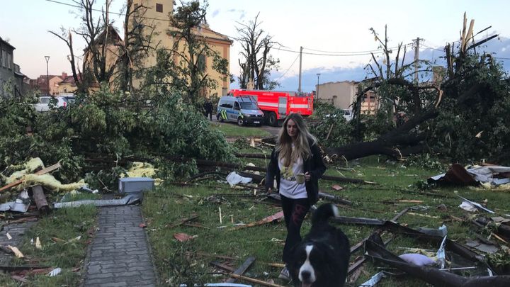 Ještě včera byly tyto trosky domovem. Světové média o řádění tornáda na jižní Moravě; Zdroj foto: Radek Bartoníček