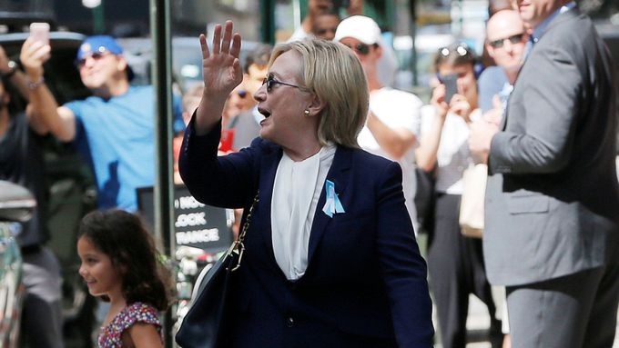 Hillary Clintonová opouští dům své dcery v New Yorku, kam se nakrátko uchýlila kvůli zdravotním potížím.