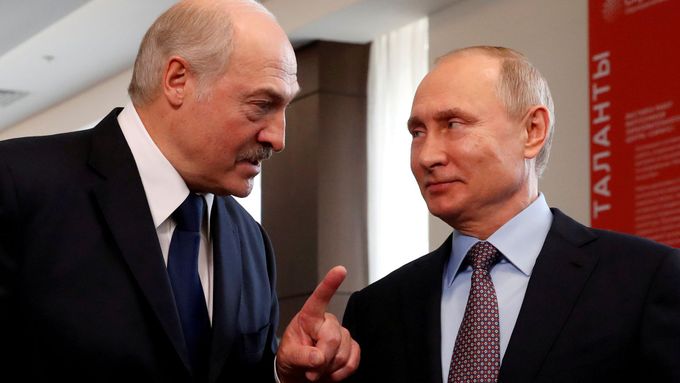 Ruský prezident Vladimir Putin (vpravo) a běloruský prezident Alexandr Lukašenko.