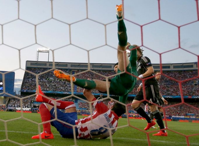 LM, Atlético-Chelsea: zraněný Petr Čech - srážka s Raulem Garciou (8)