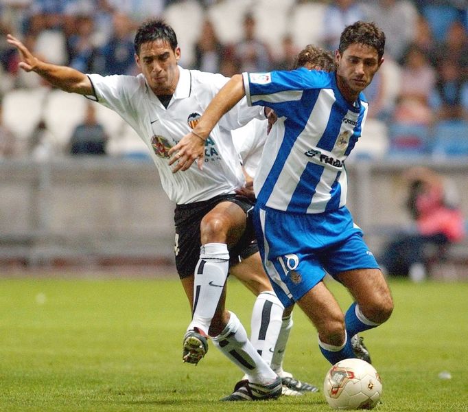 FILE PHOTO: Deportivo Coruna's Victor Sanchez del Amo (R) and Valencia's Vicente Rodriguez battle for the ball during their Spanish Super Cup first leg soccer match at La