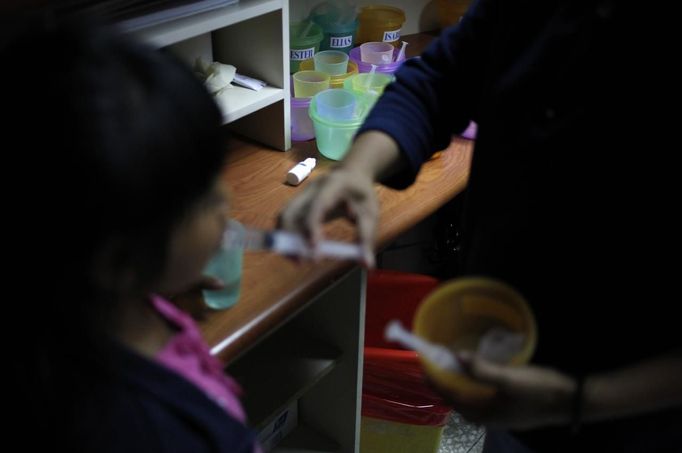 A nurse gives medicine to a child using a syringe in the San Jose Hospice, in Sacatepequez, 45 km (28 miles) of Guatemala City, November 30, 2012. About 68 HIV-infected children receive free medical care at the hospice, many of them were found abandoned in markets, churches, fire stations, left neglected in hospitals or in some instances, brought in by their families who cannot afford to pay for their medical treatment. World AIDS Day which falls on December 1 is commemorated across the world to raise awareness of the pandemic. REUTERS/Jorge Dan Lopez (GUATEMALA - Tags: ANNIVERSARY HEALTH) Published: Pro. 1, 2012, 2:01 dop.