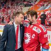 5. finále hokejové extraligy 2020/21, Třinec - Liberec: Petr Vrána s trenérem Václavem Varaďou