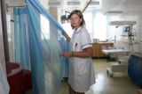 Vrchní sestra Petra Červinková u vany na porodním sále. Nedovede si představit, že by rodily jinak než dříve.