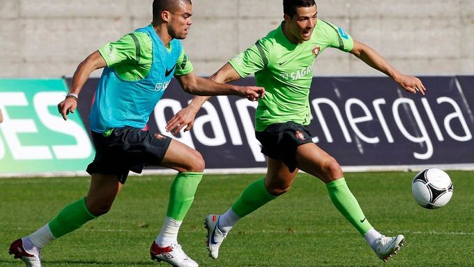 Ronaldo v souboji s Pepém na tréninku portugalské reprezentace.