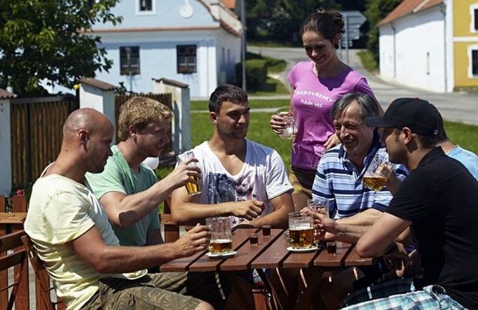 Jakub Kovář, Ondřej Pavelec, Jakub Voráček a Jiří Tlustý ve filmu Babovřesky 2