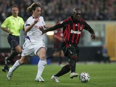 Clarence Seedorf z AC Milán (vpravo) se snaží uniknout hráči Anderlechtu Lucasi Bigliovi.