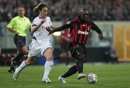 Clarence Seedorf z AC Milán (vpravo) se snaží uniknout hráči Anderlechtu Lucasi Bigliovi.