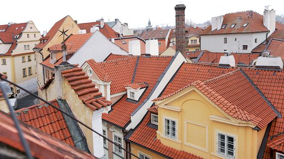 Romantický výhled na pražské střechy