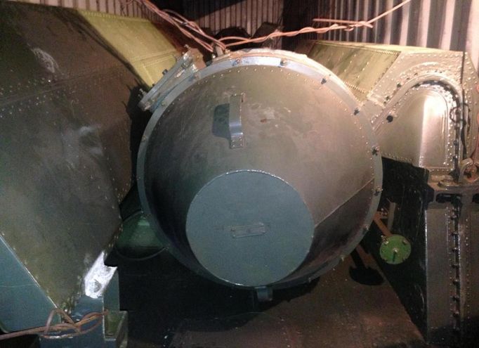 A long, green missile-shaped object is seen inside the North Korean flagged ship "Chong Chon Gang" docked at the Manzanillo Container Terminal in Colon City July 16, 2013. Panama detained the North Korean-flagged ship from Cuba as it headed to the Panama Canal and said it was hiding weapons in brown sugar containers, sparking a standoff in which the ship's captain attempted to commit suicide. Panama's President Ricardo Martinelli said the undeclared weapons were detected inside the containers when Panamanian authorities stopped the ship, suspecting it was carrying drugs. REUTERS/Carlos Jasso (PANAMA - Tags: POLITICS TPX IMAGES OF THE DAY) Published: Čec. 16, 2013, 7:42 odp.