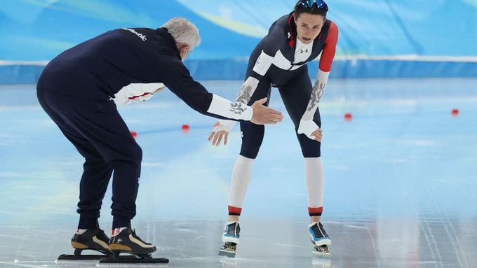 Martina Sáblíková s trenérem Petrem Novákem po dojezdu sobotní olympijské trojky.