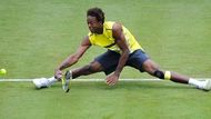 Monfils při gymnastickém pokusu zasáhnout balon