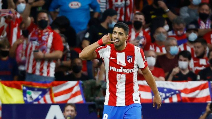Luís Suárez gestem připomněl Ronaldu Koemanovi svůj vyhazov z Barcelony