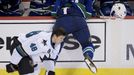 Vancouver vs Sharks: Edler sestřelil Hertlovi helmu