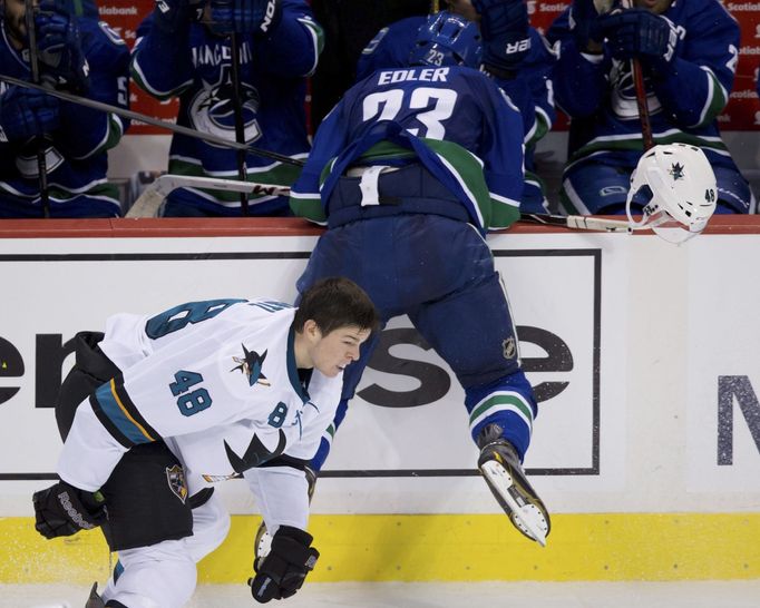 Vancouver vs Sharks: Edler sestřelil Hertlovi helmu