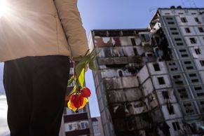 Ukrajinci pláčou nad sousedy. Ke zničenému paneláku v Umani nosí květiny a plyšáky