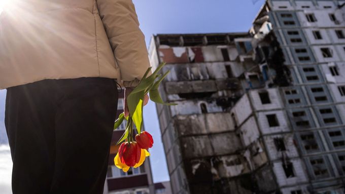 Ukrajinci pláčou nad sousedy. Ke zničenému paneláku v Umani nosí květiny a plyšáky