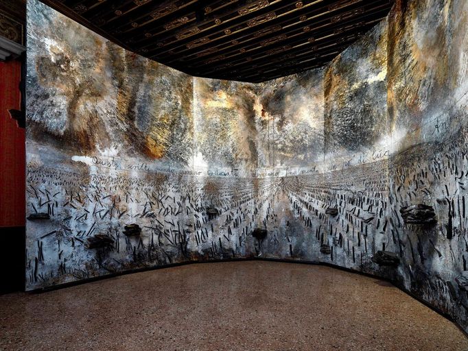 Anselm Kiefer v roce 2022 překryl renesanční fresky výstavou v benátském Dóžecím paláci.