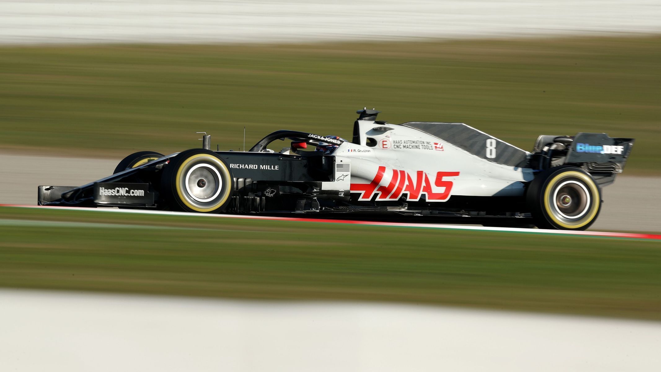 Romain Grosjean v Haasu při prvních testech F1 v Barceloně 2020