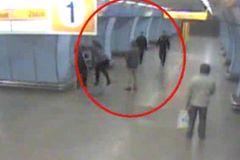 Žena lezla v metru po štaflích, prohlížela si prý obložení stanice, za které zahodila telefon