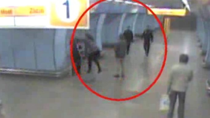 Na štaflích ve stanici metra hledali mobil, pak se strhla mela se strážníky