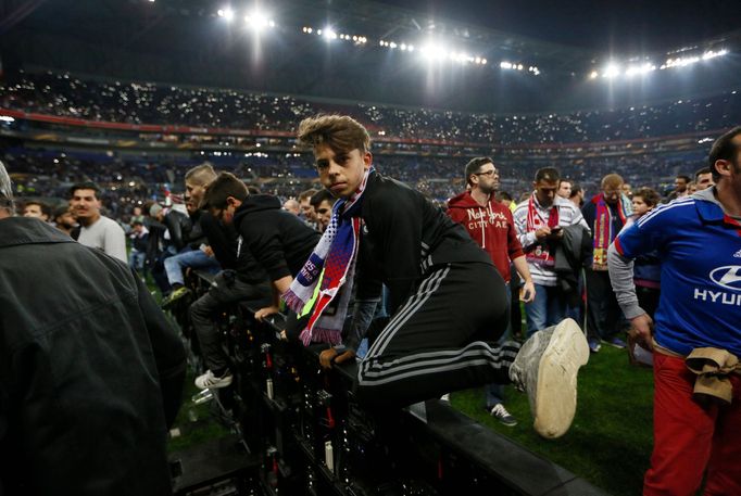 Řádění fanoušků před zápasem Lyon - Besiktas