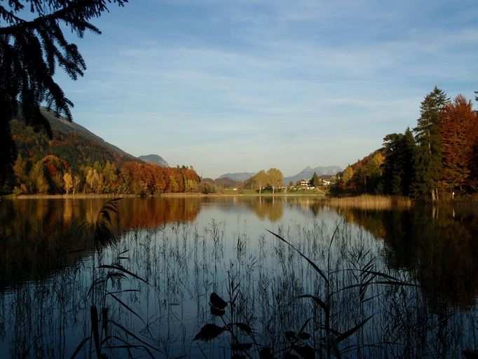 Reintalersee. Fotografie je z Moosenu u Kramsachu a jde po pohled na jezero Reintalersee.