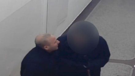 Z dobroděje se vyklubal zloděj. Pod kamerou obral důchodce o tisíce